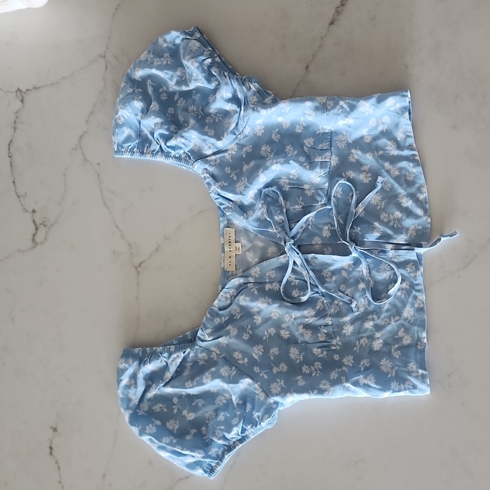 Pretty flower print tops.